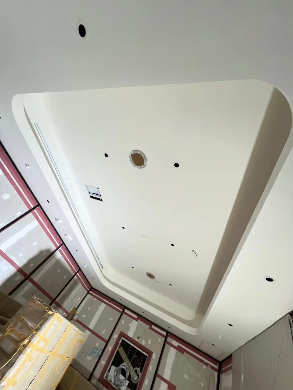 Soft-cornered recessed GRG form during installation